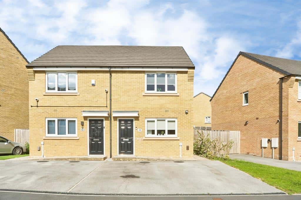 Poplars Park Avenue, BRADFORD 2 bed semi-detached house