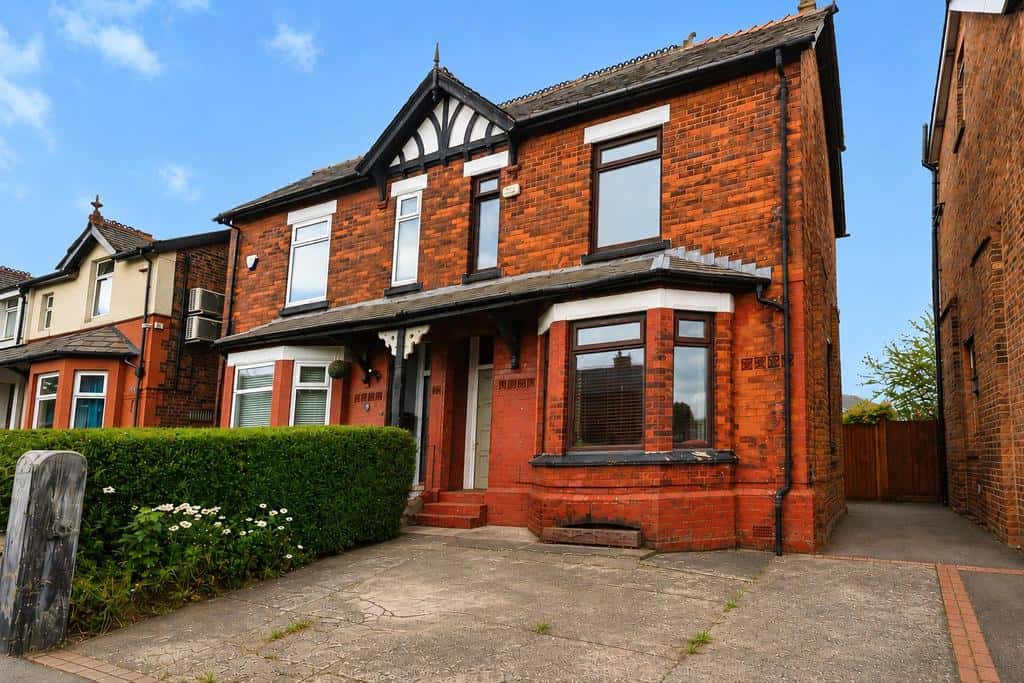 Bolton Road, Pendlebury, Swinton... 4 bed semi-detached house
