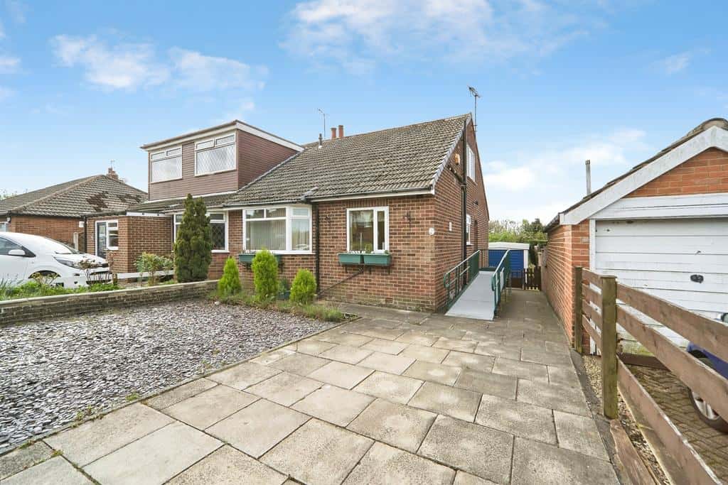 Buckstone Avenue, Leeds 2 bed semi-detached bungalow