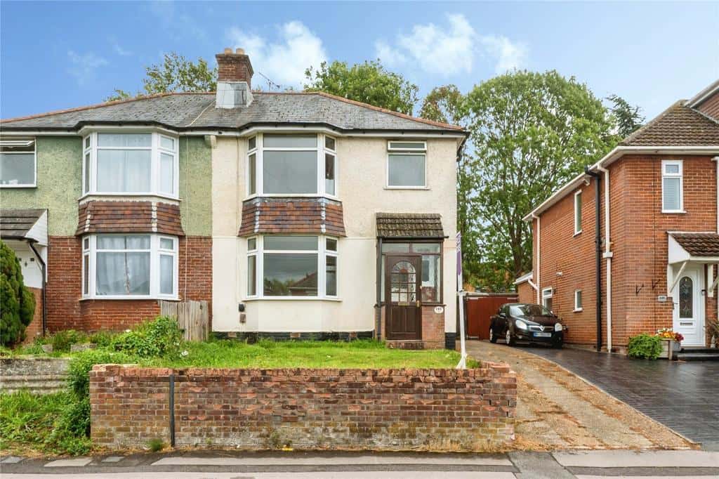 Oaktree Road, Southampton, Hampshire... 3 bed semi-detached house