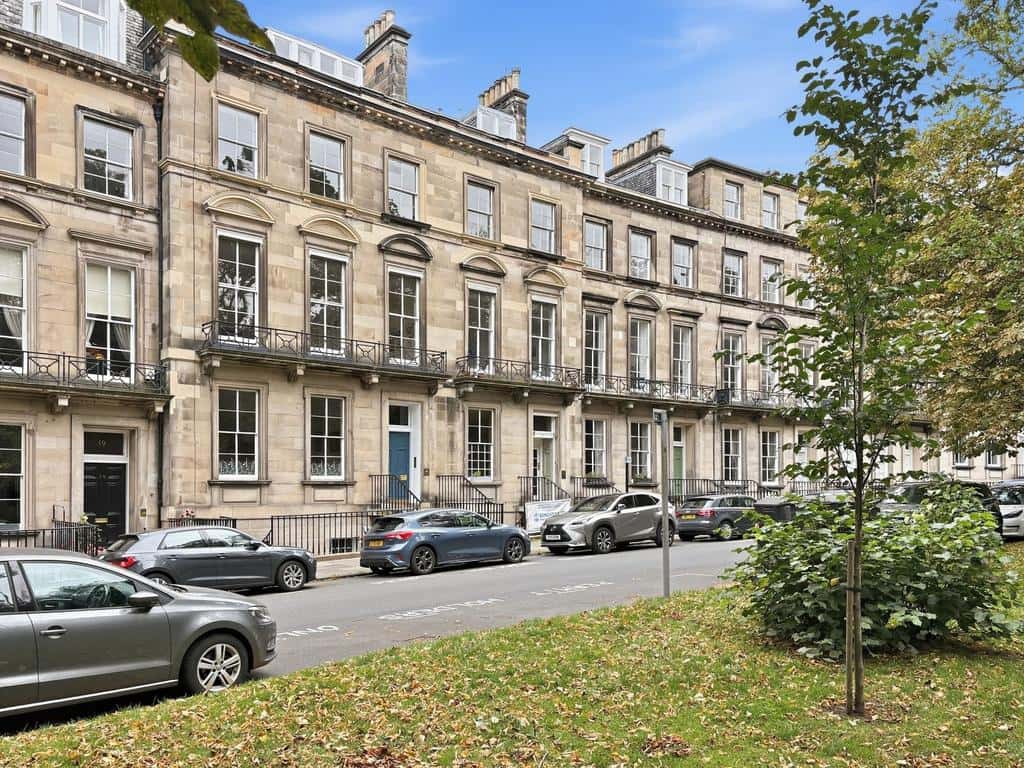 18 1F Clarendon Crescent, West End...