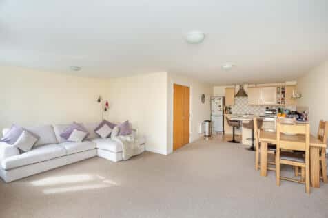 3 bedroom flat for sale
