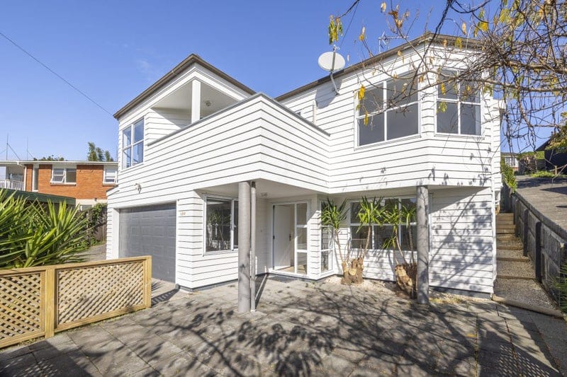 Elevated, Sun-Soaked Home in Prime Remuera