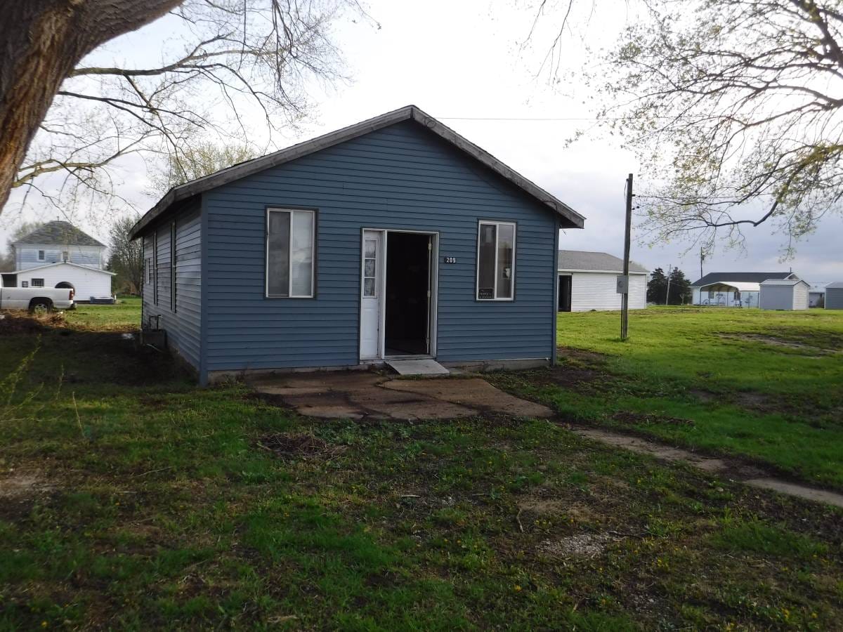 House and Large Garage on Huge Lot