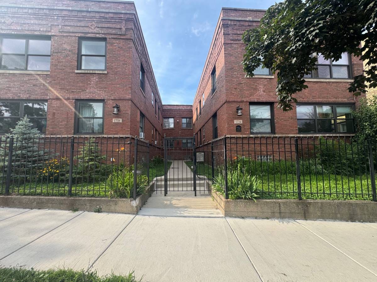 Excellent location-walk to everything!